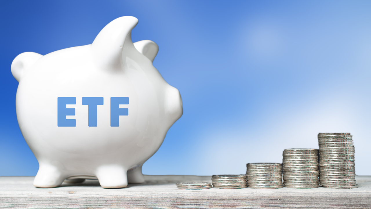 Photo tirelire avec ETF noté dessus