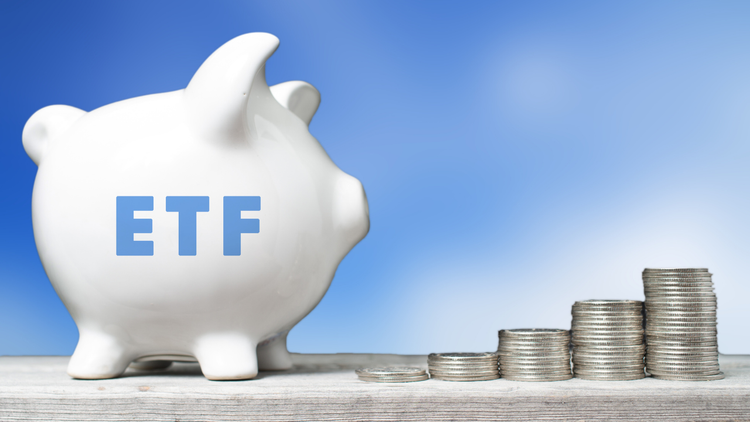 Photo tirelire avec ETF noté dessus